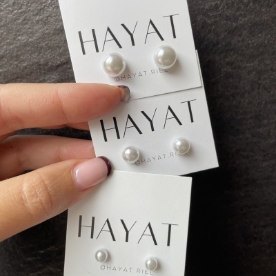 Brincos de pérola branca em cartões da marca HAYAT