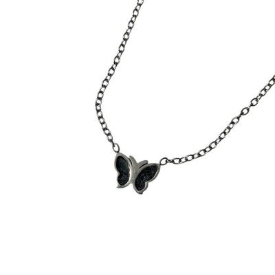 Colar prateado com pendente de borboleta preto