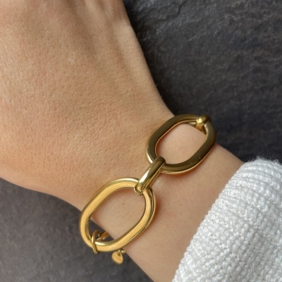 Pulseira dourada de elos grandes oval no pulso