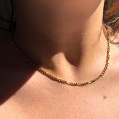 Colar de corrente dourada fino ao redor do pescoço