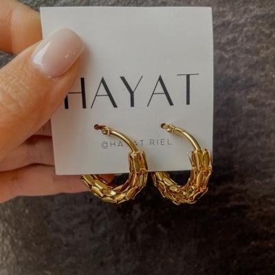Brincos de argola dourada texturados com cartolina HAVAT