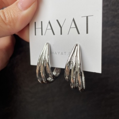 Brincos metálicos prateados em cartão com a marca HAYAT