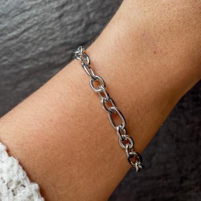 Pulseira de elos metálicos prateados no pulso