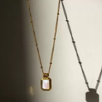 Colar dourado com pendente retangular nacarado