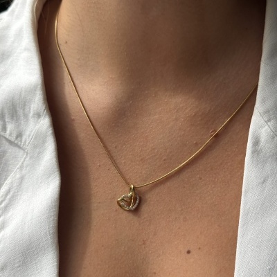 Colar dourado com dois corações entrelaçados e cristais