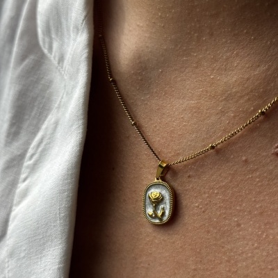 Colar dourado com pendente oval e rosa em relevo