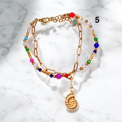 Pulseira dupla dourada com contas multicoloridas e pendente de concha