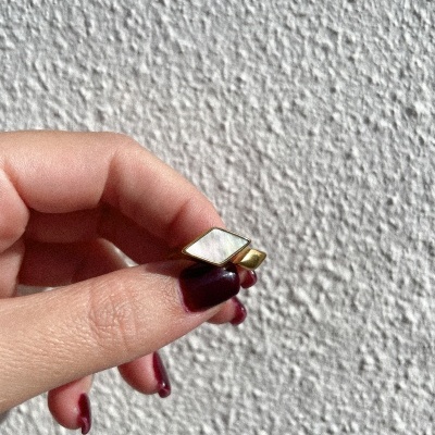 Anel geométrico em madrepérola branca e metal dourado