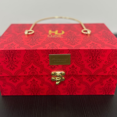 Caixa vermelha decorativa com fecho dourado e alça