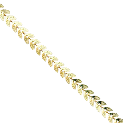 Pulseira dourada de folhas em metal sobre fundo branco