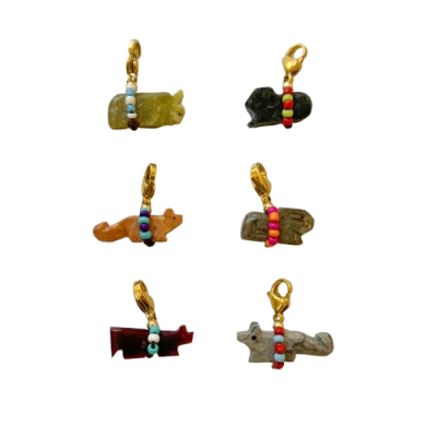 Seis pendentes pequenos em pedra colorida com argolas douradas e detalhes em contas coloridas