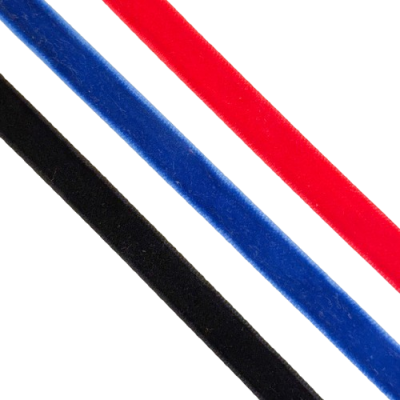Três tiras de tecido de veludo em vermelho, azul e preto