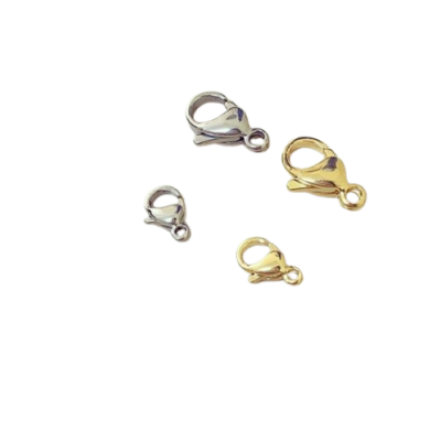 Quatro fechos de lagosta, dois dourados e dois prateados, em fundo branco