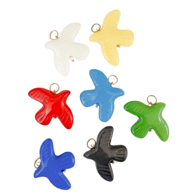 Seis pendentes coloridos em forma de pássaro com anel dourado para pendurar