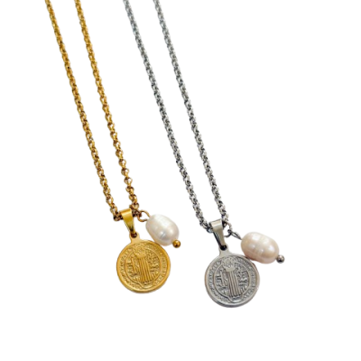 Duas colares com pendentes de moeda e pérolas, um dourado e outro prateado