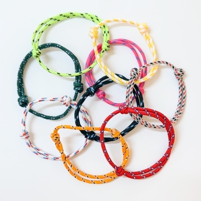 Pulseiras coloridas de corda entrelaçadas sobre fundo branco