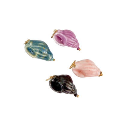 Quatro pendentes em cerâmica vidrada em forma de concha, coloridos e com ganchos dourados.