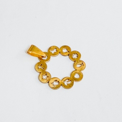 pendente dourado circular com símbolos religiosos