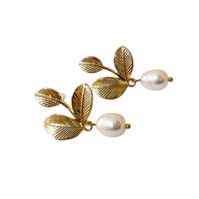 Brincos dourados com folhas e pérolas ovais