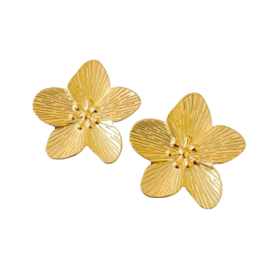 Par de brincos dourados em forma de flor com textura