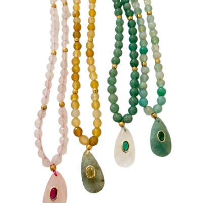 Colares de contas de pedras coloridas com pendentes em forma de gota
