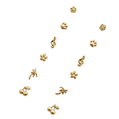 Brincos dourados variados com desenhos de flores, palmeiras, notas musicais e cerejas