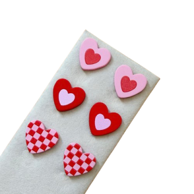 Pins em forma de coração em três padrões diferentes num cartão branco