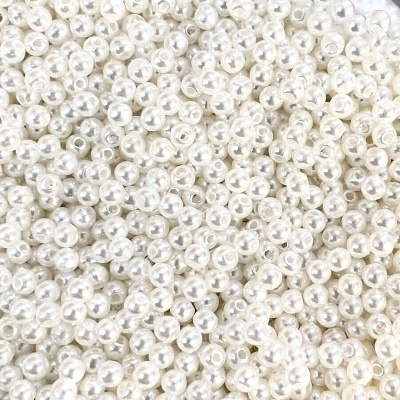 Pequenas esferas pérola com brilho e furo central para bijuterias.