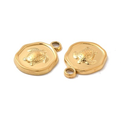 Dois pendentes dourados com tartarugas em relevo