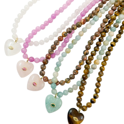 Colares coloridos com pendentes de coração de pedra semipreciosa