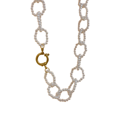 Colar de elos de pérolas brancas com fecho dourado