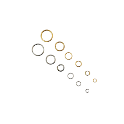 Argolas metálicas douradas e prateadas de vários tamanhos sobre fundo branco