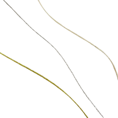 Três fios finos de corda ou fio em bege, cinza e amarelo sobre fundo branco