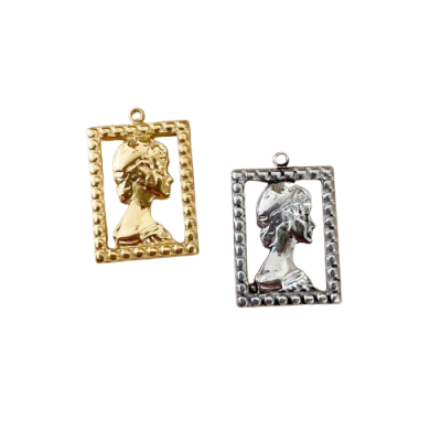 Dois pendentes retangulares com relevo de perfil feminino, dourado e prateado.