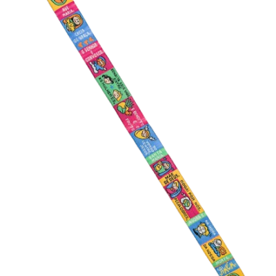 Fita adesiva colorida com vinhetas ilustradas e textos em espanhol.