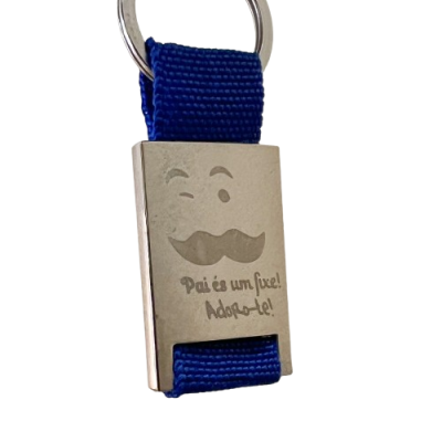 Chaveiro com base metálica prateada e cinta azul com gravura e texto