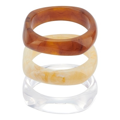 Pulseiras de resina colorida empilhadas, tonalidades âmbar, bege e transparente