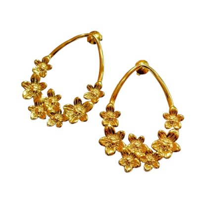 Brincos dourados em forma de gota com flores detalhadas ao longo do aro