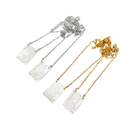 Colares com pendentes retangulares em madrepérola e correntes douradas e prateadas