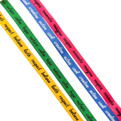 Tiras de tecido coloridas com palavras em inglês repetidas