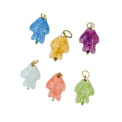 Cinco pendentes de vidro colorido em forma de peixe com anéis dourados