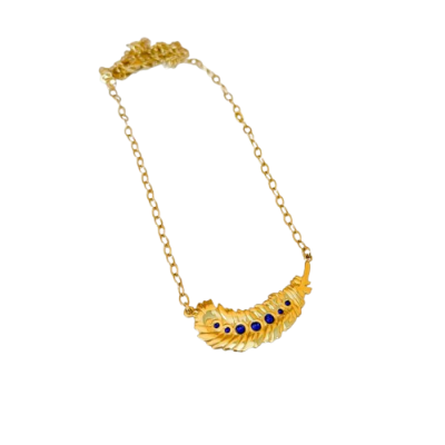 Colar dourado com pendente de folha e pedras azuis