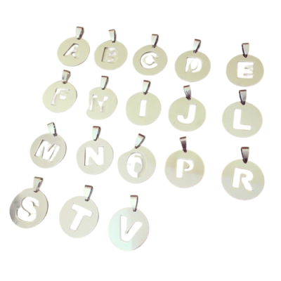 Pingentes redondos prateados com letras do alfabeto recortadas