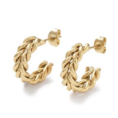 Brincos dourados torcidos com fecho de pressão em fundo branco