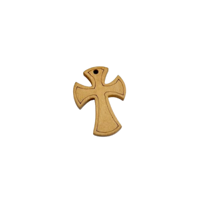 Pendente de madeira em forma de cruz clara com detalhes entalhados