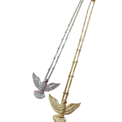 Colares dourado e prateado com pendentes em forma de pomba