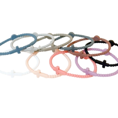 Conjunto de pulseiras finas com cruzes em várias cores