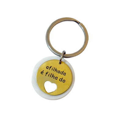 Porta-chaves redondo branco com placa dourada e texto com coração