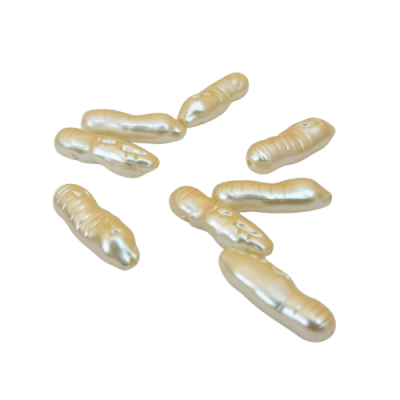 Contas de pérola irregulares brancas peroladas sobre fundo branco