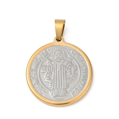 Medalhão metálico dourado e prateado com figura religiosa e inscrição